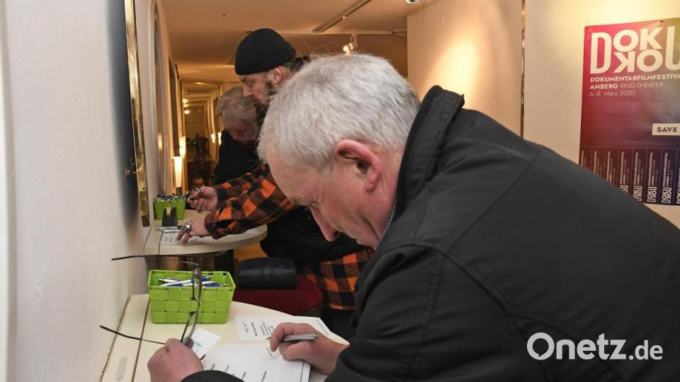 Podiumsdiskussion der Oberbürgermeister-Kandidaten in Amberg: Rund 200 Gäste verfolgten das Rede-Duell im Ring-Theater. Bild: Petra Hartl