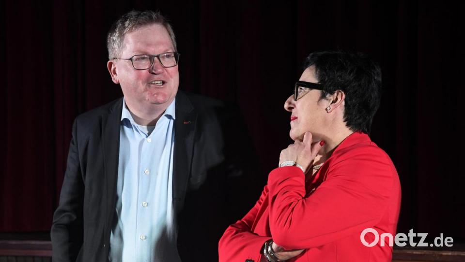 Podiumsdiskussion der Oberbürgermeister-Kandidaten in Amberg: Rund 200 Gäste verfolgten das Rede-Duell im Ring-Theater. Bild: Petra Hartl