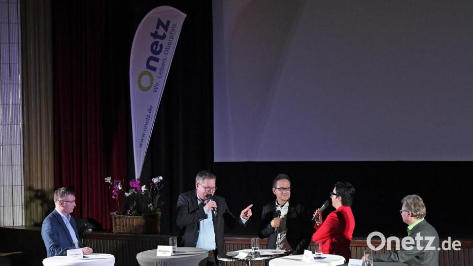 Podiumsdiskussion der Oberbürgermeister-Kandidaten in Amberg: Rund 200 Gäste verfolgten das Rede-Duell im Ring-Theater. Bild: Petra Hartl