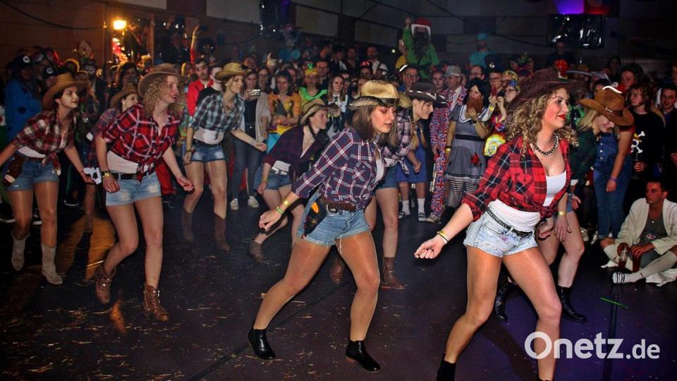 Im Countrylook tanzen die Mädels des Kirwavereins nach einer Wildwest Knallerei. Bild: zer
