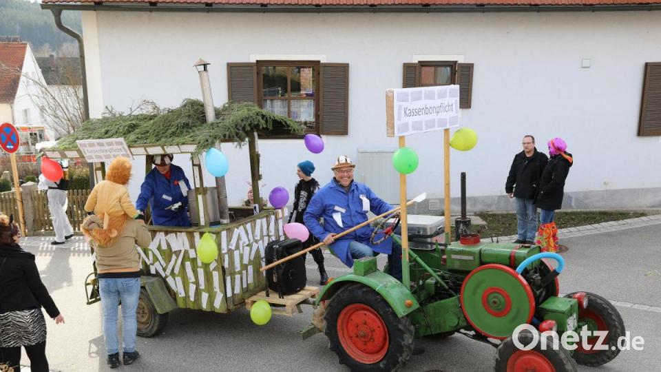 Albert Meier (auf dem Wagen) und Hans Schatz sind seit den Anfängen des Gleiritscher Faschingszuges dabei. Sie zählen zu den Urvätern und Gründungsmitgliedern des Faschingsspektakels in Gleiritsch. Bild: akp