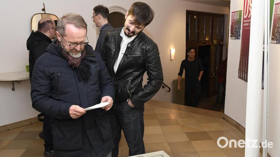 Podiumsdiskussion der Oberbürgermeister-Kandidaten in Amberg: Rund 200 Gäste verfolgten das Rede-Duell im Ring-Theater. Bild: Petra Hartl