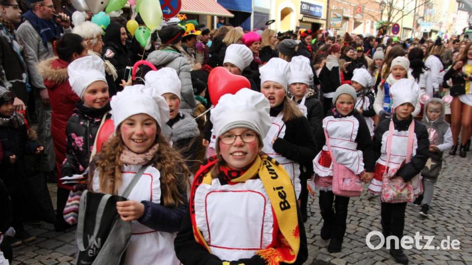 Junge, fleißige Köchinnen waren im Zug zu sehen. Bild: kro