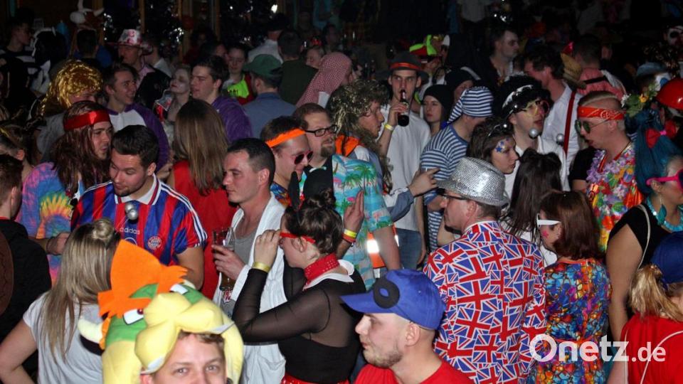 Blick auf die voll besetzte Tanzfläche beim Lumpenball. Bild: zer