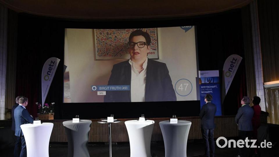 Podiumsdiskussion der Oberbürgermeister-Kandidaten in Amberg: Rund 200 Gäste verfolgten das Rede-Duell im Ring-Theater. Bild: Petra Hartl