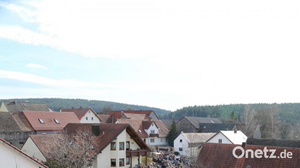 Eine große Zahl von Besuchern bevölkerte den Dorfplatz. Bild: akp