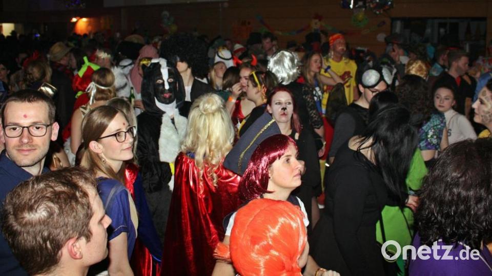 Blick auf die voll besetzte Tanzfläche beim Lumpenball. Bild: zer