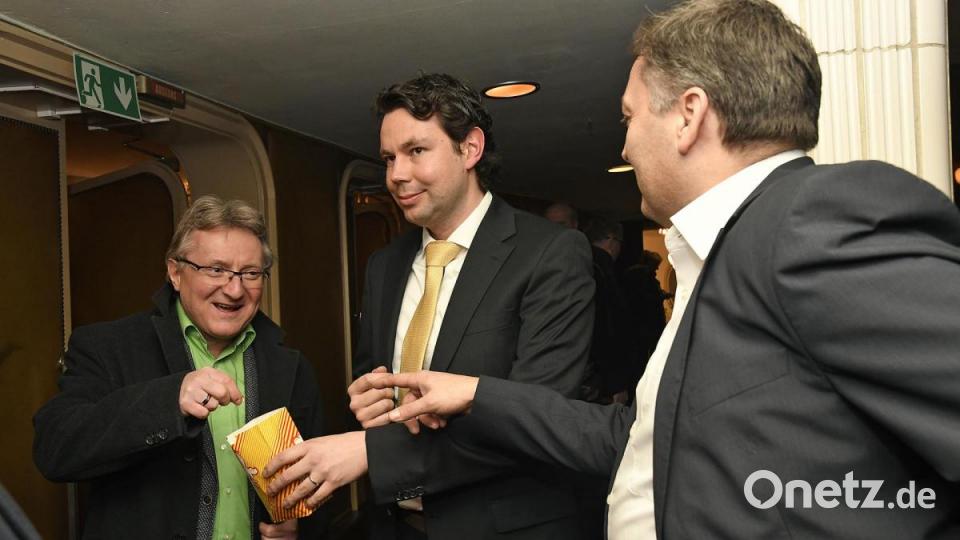 Podiumsdiskussion der Oberbürgermeister-Kandidaten in Amberg: Rund 200 Gäste verfolgten das Rede-Duell im Ring-Theater. Bild: Petra Hartl