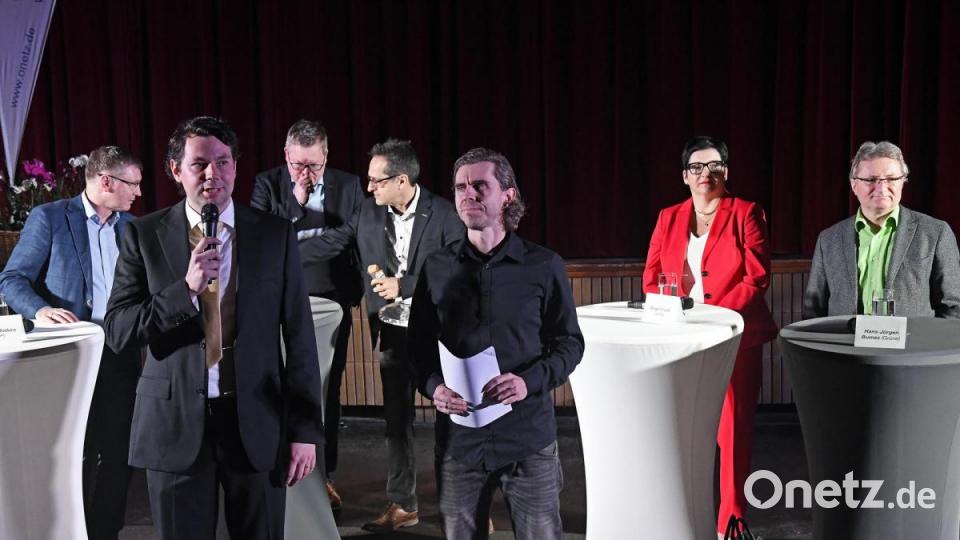 Podiumsdiskussion der Oberbürgermeister-Kandidaten in Amberg: Rund 200 Gäste verfolgten das Rede-Duell im Ring-Theater. Bild: Petra Hartl