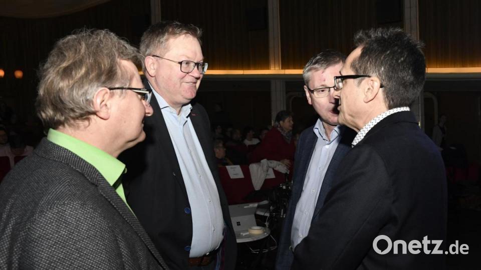 Podiumsdiskussion der Oberbürgermeister-Kandidaten in Amberg: Rund 200 Gäste verfolgten das Rede-Duell im Ring-Theater. Bild: Petra Hartl