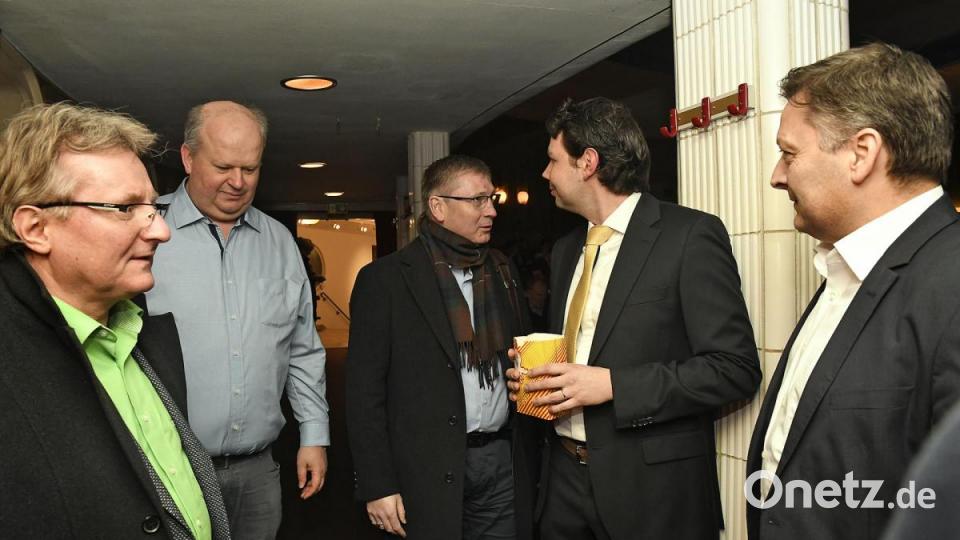 Podiumsdiskussion der Oberbürgermeister-Kandidaten in Amberg: Rund 200 Gäste verfolgten das Rede-Duell im Ring-Theater. Bild: Petra Hartl