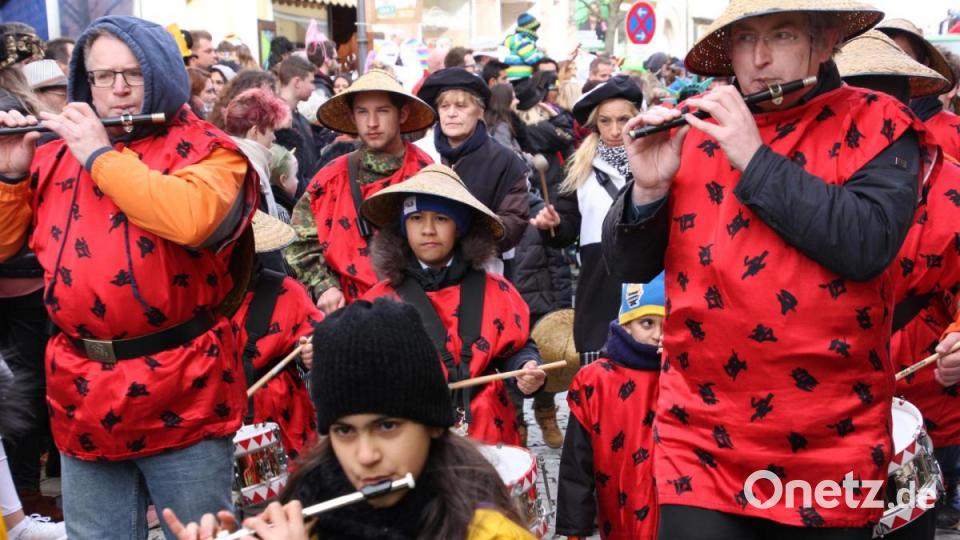 Immer wieder ein Hingucker, der Spielmannszug der Feuerwehr Wunsiedel. Bild: kro