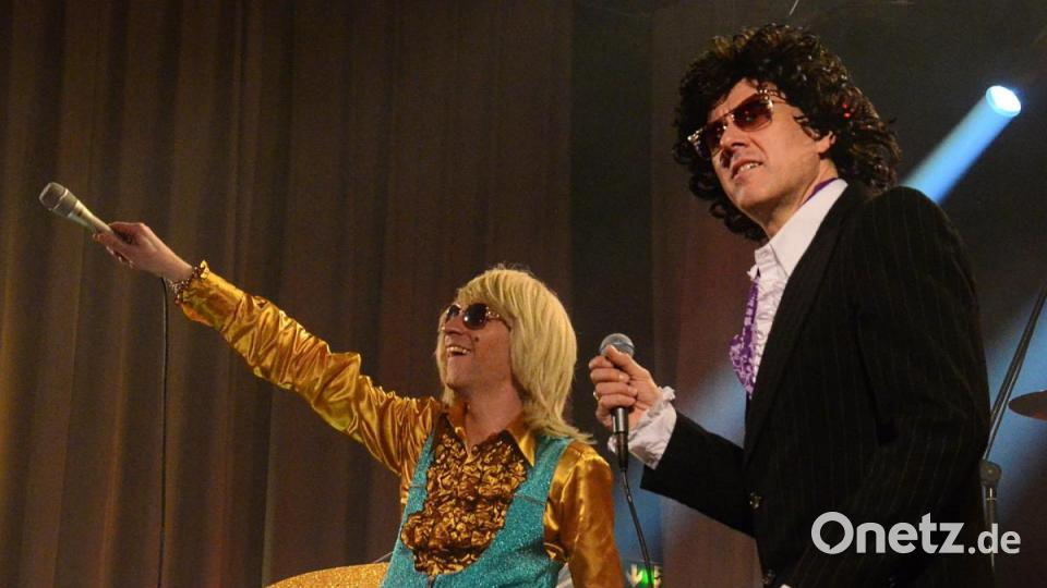 Brad Hering (Markus Engelstädter) und Johnny Gold singen deutsche Schlager. Bild: Kunz