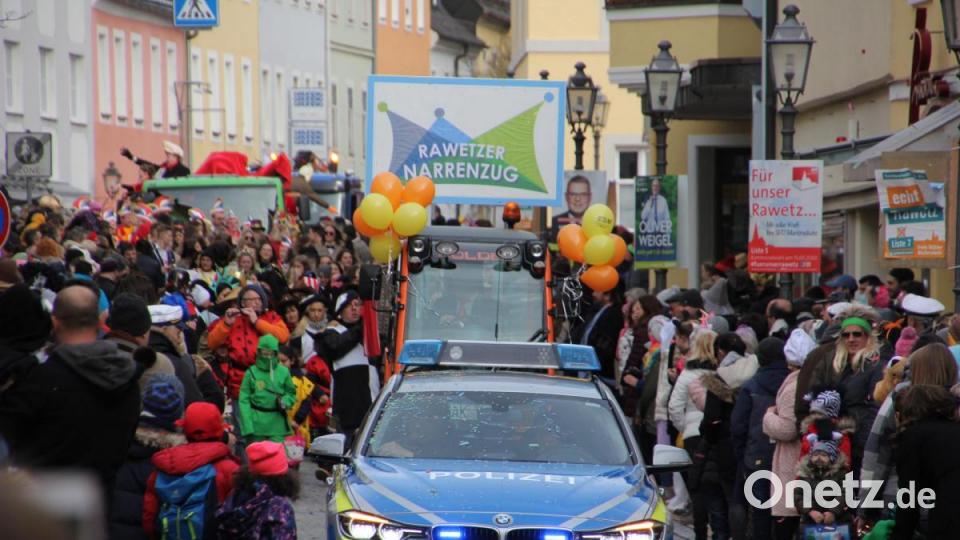 Die Polizei als Führungsfahrzeug des Rawetzer Faschingszugs, mit im Auto saß der neue Leiter der Polizeistation, der Fuchsmühler Roland Ast. Bild: kro