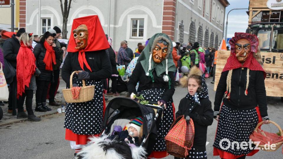 Nicht fehlen durften die Hexen am Ende des Zugs. Bild: jr