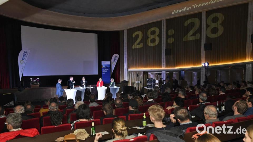 Podiumsdiskussion der Oberbürgermeister-Kandidaten in Amberg: Rund 200 Gäste verfolgten das Rede-Duell im Ring-Theater. Bild: Petra Hartl
