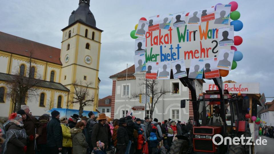 Plakat-Wirrwarr in Mitterteich. Bild: jr