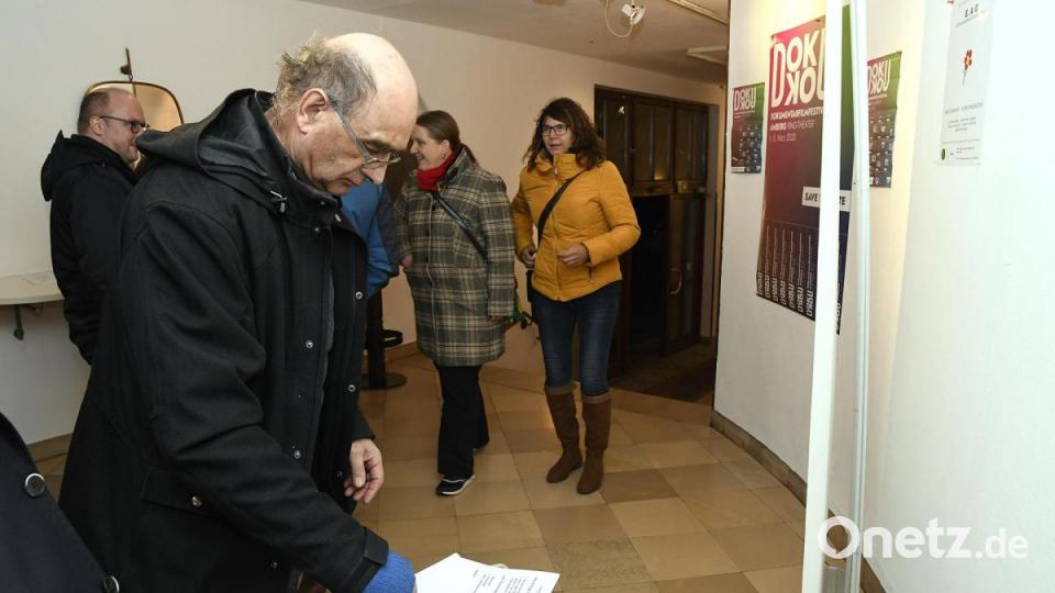 Podiumsdiskussion der Oberbürgermeister-Kandidaten in Amberg: Rund 200 Gäste verfolgten das Rede-Duell im Ring-Theater. Bild: Petra Hartl