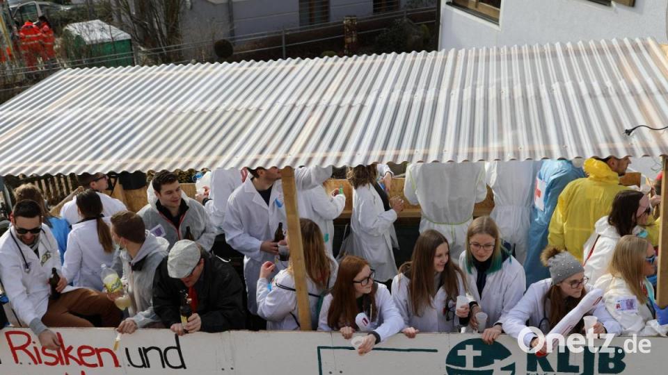 Die Weidenthaler und Trichenrichter &quot;Notfallapotheke&quot; der Landjugend hat für jeden Patienten ein Hilfsmittel. Sollte es nach dem Gleiritscher Faschingszug zu Kopfweh oder ähnlichen Symtomen kommen, einfach die Fachleute der &quot;Notfallaopotheke&quot; Probieren Sie es aus! Aber am Aschermittwoch ist Schluss. Bild: akp