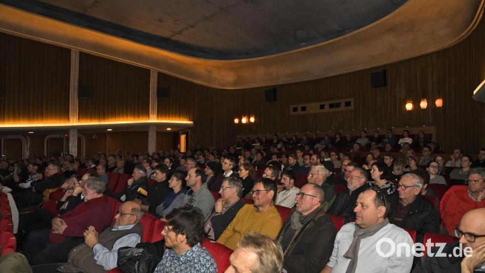 Podiumsdiskussion der Oberbürgermeister-Kandidaten in Amberg: Rund 200 Gäste verfolgten das Rede-Duell im Ring-Theater. Bild: Petra Hartl