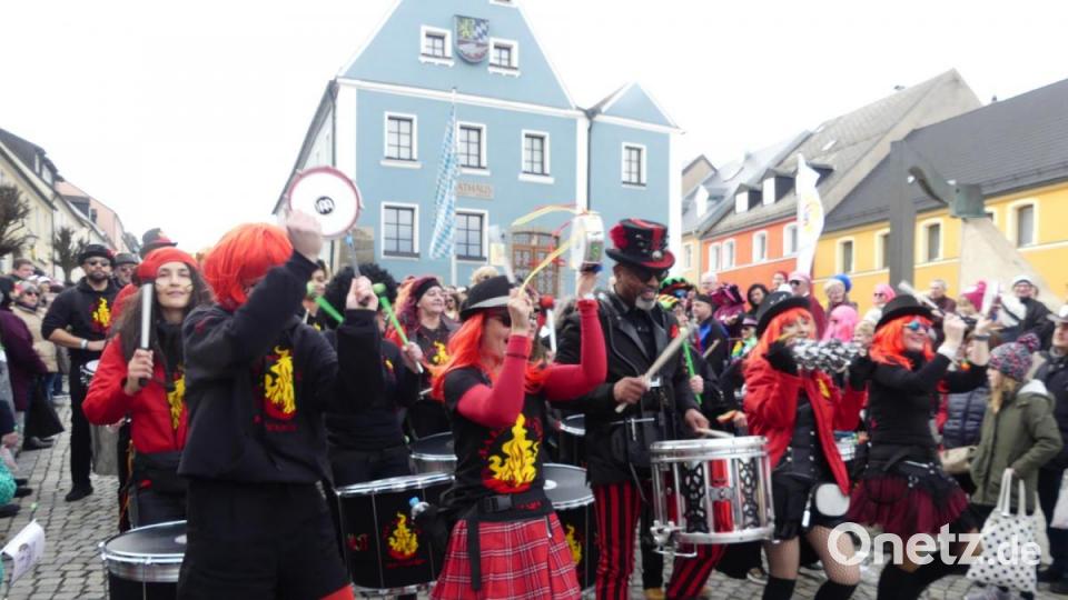 Mit viel Rhythmik begleiten die Jalapenos aus Amberg den Zug. Bild: rn