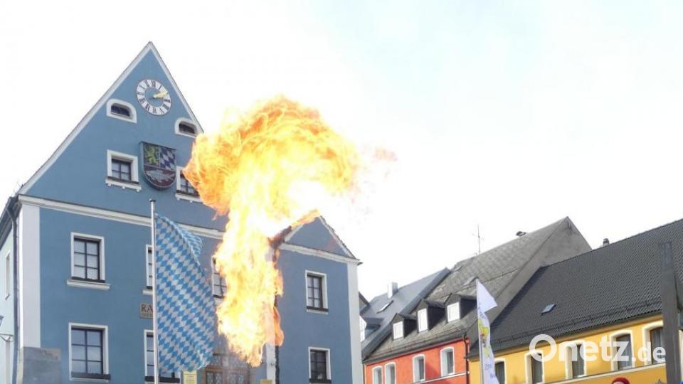 Die &quot;Pilots&quot; grüßen mit Feuerspucker-Tom Bild: rn
