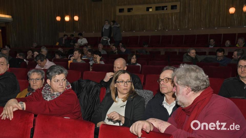Podiumsdiskussion der Oberbürgermeister-Kandidaten in Amberg: Rund 200 Gäste verfolgten das Rede-Duell im Ring-Theater. Bild: Petra Hartl