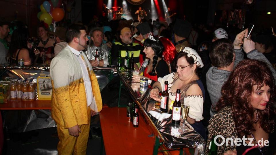 Viel Betrieb herrscht an der Bar. Bild: zer