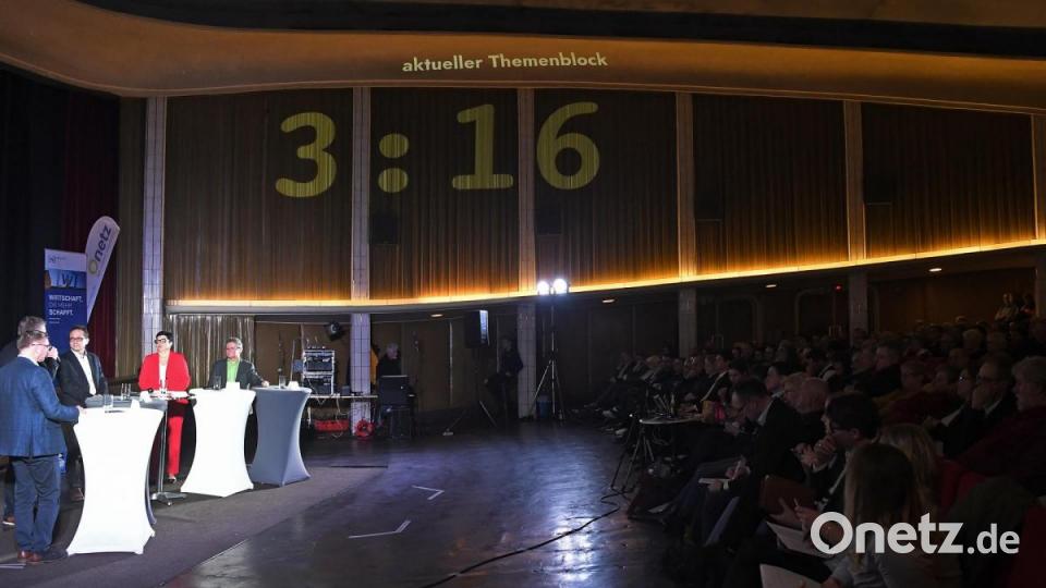 Podiumsdiskussion der Oberbürgermeister-Kandidaten in Amberg: Rund 200 Gäste verfolgten das Rede-Duell im Ring-Theater. Bild: Petra Hartl