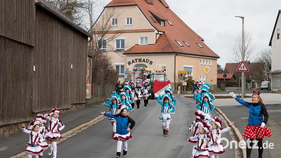 Die Krummennaaber Garden veranstalten zum ersten Mal einen Faschingsumzug durch das Dorf. rechts im Bild: Tanja Totzauer. Bild: nza