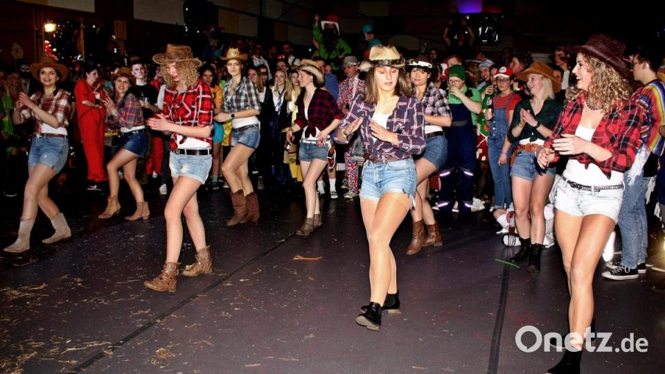 Im Countrylook tanzen die Mädels des Kirwavereins nach einer Wildwest Knallerei. Bild: zer
