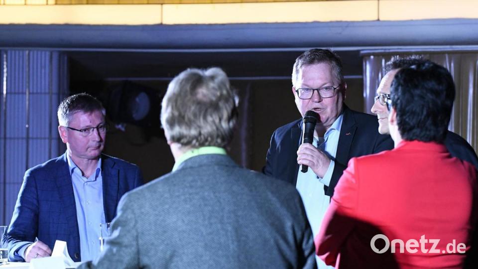 Podiumsdiskussion der Oberbürgermeister-Kandidaten in Amberg: Rund 200 Gäste verfolgten das Rede-Duell im Ring-Theater. Bild: Petra Hartl