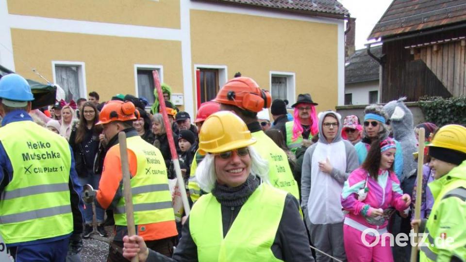 Die Bürgermeisterin der &quot;Stadt Seebarn&quot;, Margit Reichl, sorgte für Sauberkeit beim Seebarner Faschingszug. Bild: zth