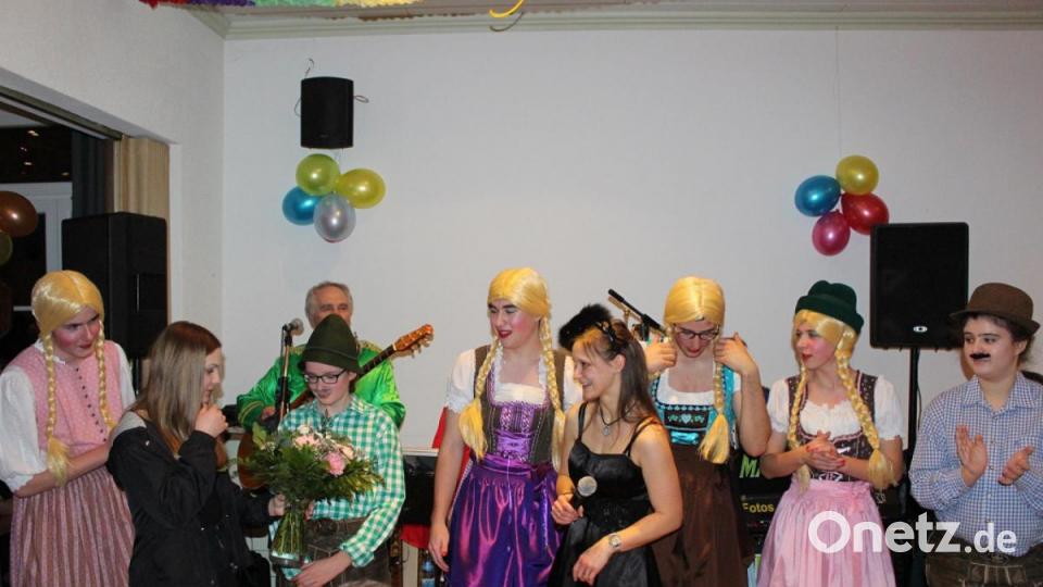 Bunt und flippig ging es am Faschingsball in Schönau zu. Bild: nis