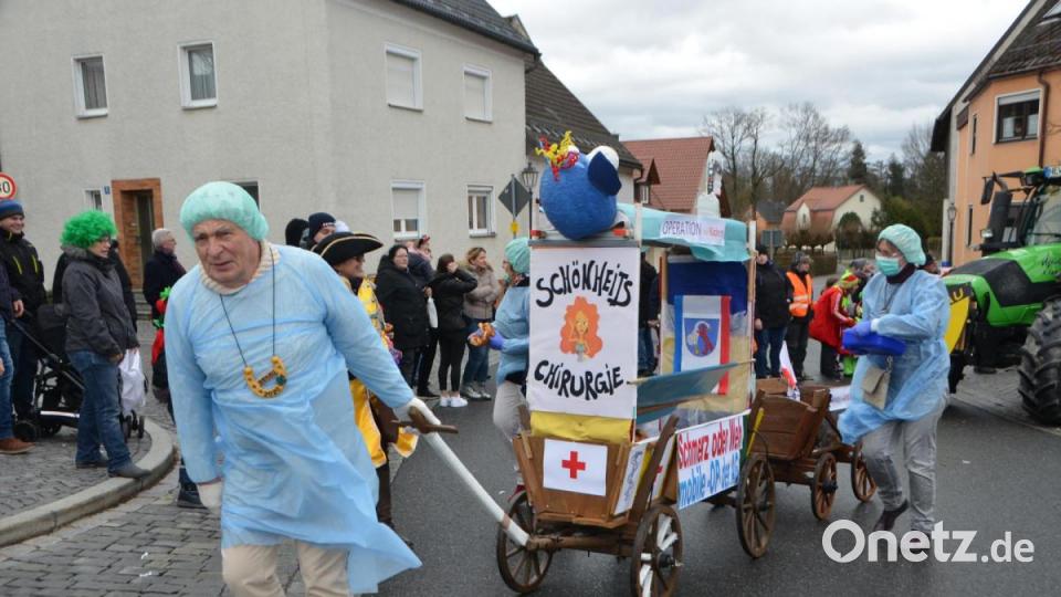 Der bunte Gaudiwurm in Altenstadt schlängelte sich am Faschingssonntag wieder durch die Ortschaft und nahm so manches Thema auf die Schippe. Bild: dob