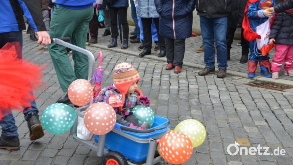 Der bunte Gaudiwurm in Altenstadt schlängelte sich am Faschingssonntag wieder durch die Ortschaft und nahm so manches Thema auf die Schippe. Bild: dob