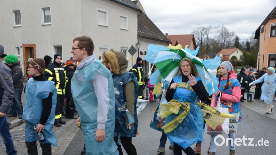 Der bunte Gaudiwurm in Altenstadt schlängelte sich am Faschingssonntag wieder durch die Ortschaft und nahm so manches Thema auf die Schippe. Bild: dob
