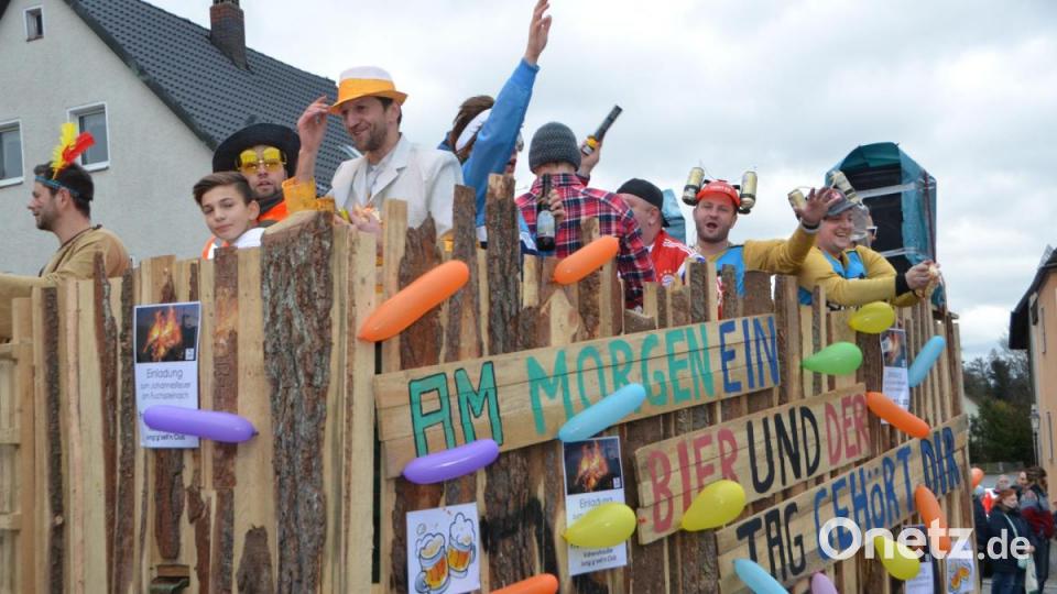 Der bunte Gaudiwurm in Altenstadt schlängelte sich am Faschingssonntag wieder durch die Ortschaft und nahm so manches Thema auf die Schippe. Bild: dob