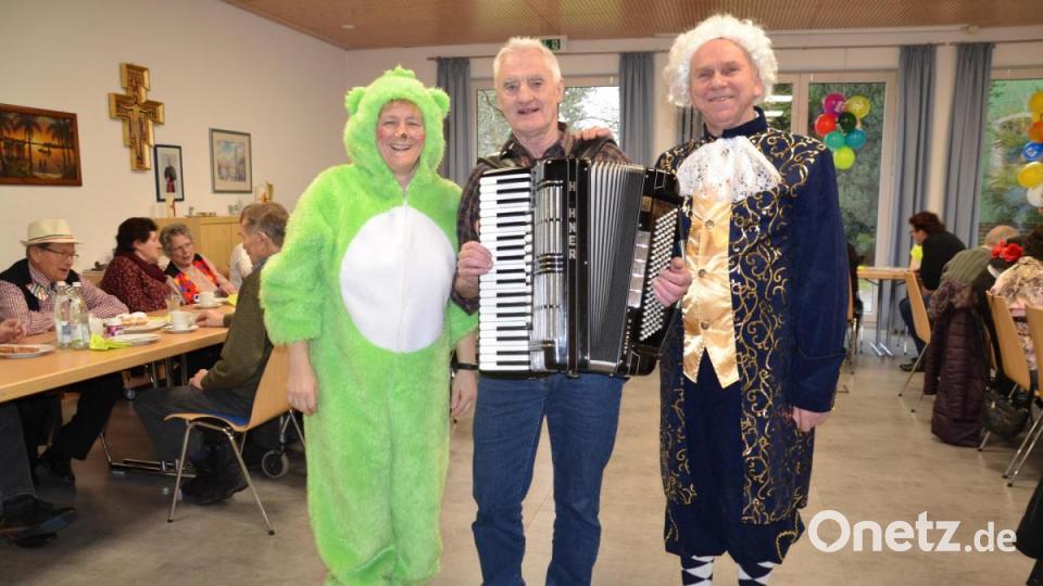 Senioren feierten Fasching und es hieß „Leitl derft´s lustig sa“. Sprecherin der Senioren im PGR Angelika Hierold begrüßte Pfarrer Josef Most, Musiker Richard Schwabl und PGR-Sprecherin Elisabeth Völkl (von rechts). Bild: gi