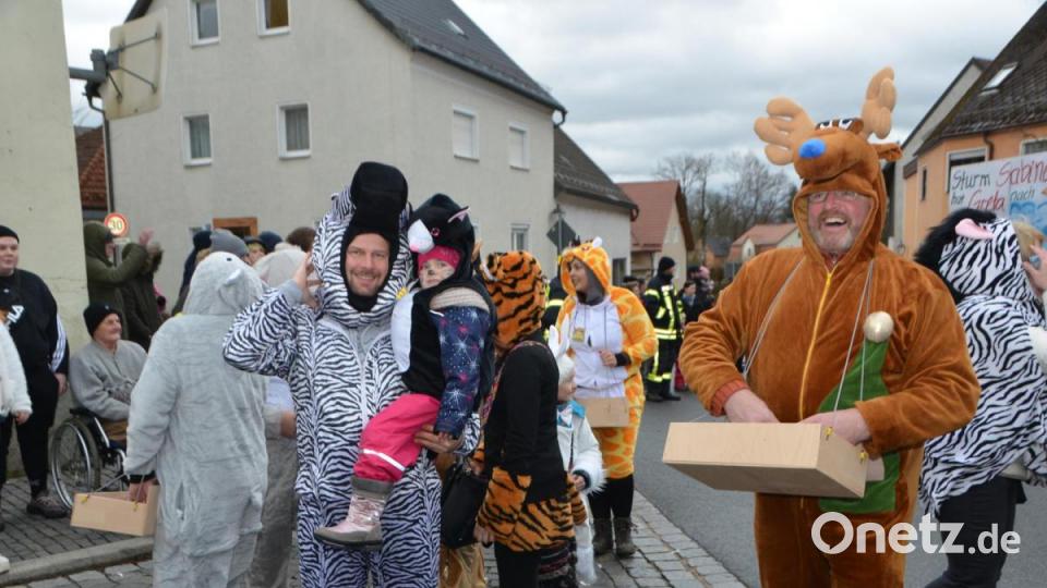 Der bunte Gaudiwurm in Altenstadt schlängelte sich am Faschingssonntag wieder durch die Ortschaft und nahm so manches Thema auf die Schippe. Bild: dob