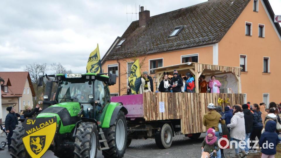Der bunte Gaudiwurm in Altenstadt schlängelte sich am Faschingssonntag wieder durch die Ortschaft und nahm so manches Thema auf die Schippe. Bild: dob