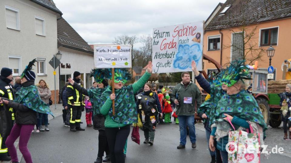 Der bunte Gaudiwurm in Altenstadt schlängelte sich am Faschingssonntag wieder durch die Ortschaft und nahm so manches Thema auf die Schippe. Bild: dob