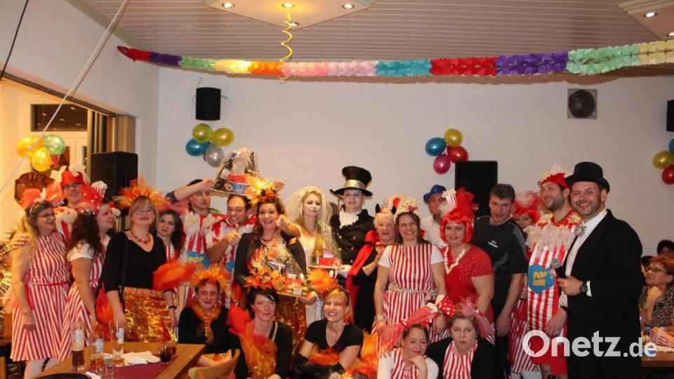 Bunt und flippig ging es am Faschingsball in Schönau zu. Bild: nis
