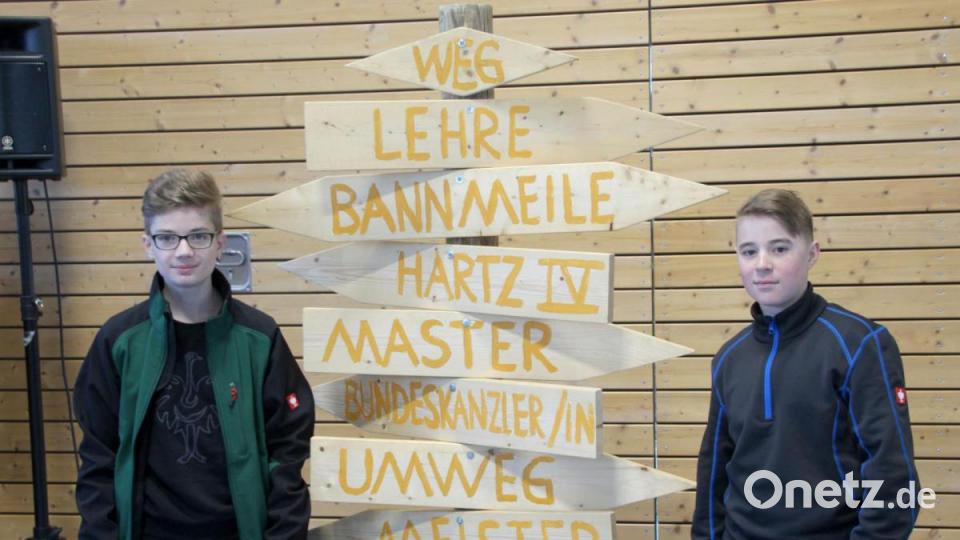 Am Wegweiser des Lebens und der Berufswahl. Bild: fsb