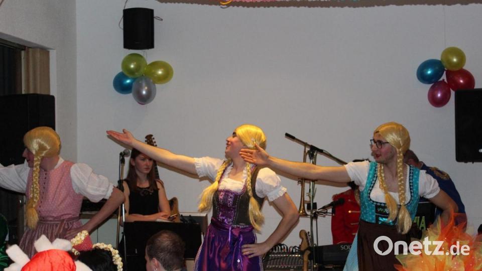 Bunt und flippig ging es am Faschingsball in Schönau zu. Bild: nis