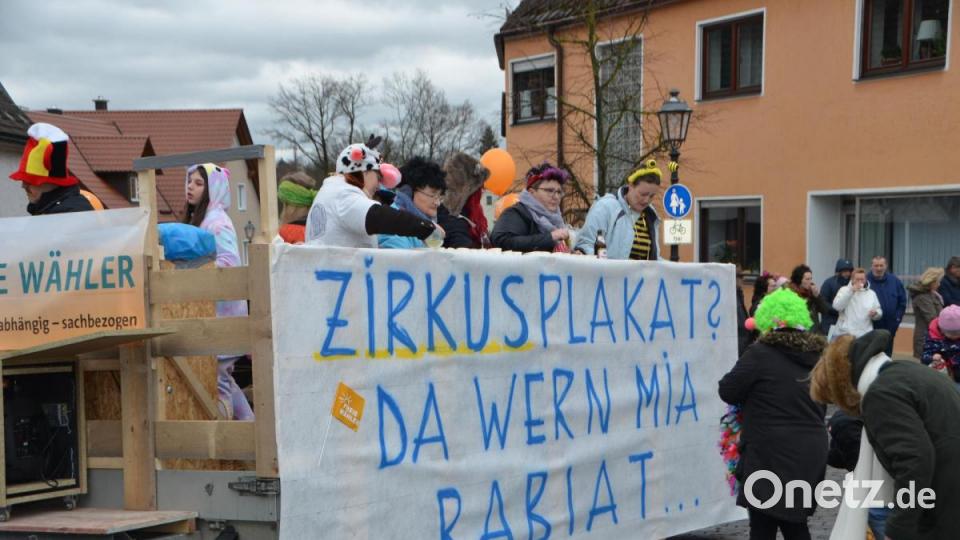 Auf das eigenhändige Einsammeln der Zirkusplakate durch Bürgermeister Andreas Wutzlhofer und die überdimensionierten CSU-Plakate in der Großgemeinde widmeten sich die Freien Wähler. Bild: dob