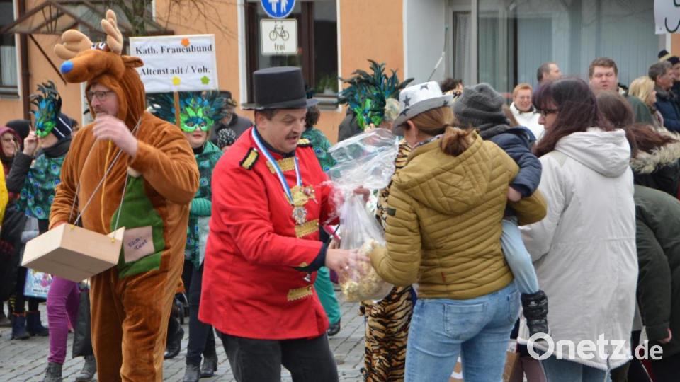 Den Ärger mit dem Zirkus hat Bürgermeister Andreas Wutzlhofer offenbar längst verdaut, denn am Sonntag schlüpfte er selbst in die Montur eines Zirkusdirektors und gab die Manege frei. Bild: dob