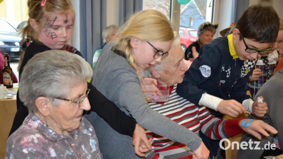 Tattoos erhielten auch die Seniorinnen von den eifrigen „Musketieren“. Bild: gi