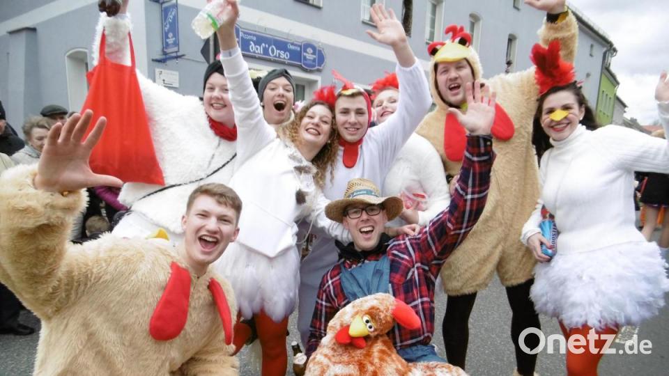 Zu den Hahnbacher Gockeln gesellen sich viele Hühner. Bild: mma