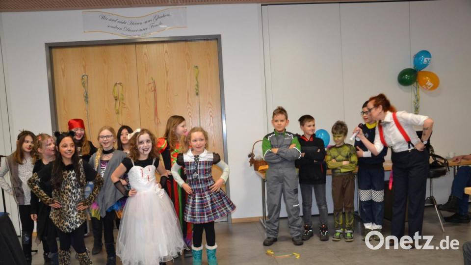 Mittagsbetreuung, die „Musketiere“ mit ihren Betreuerinnen Vanessa Rudloff und Erika Zenk brachten Leben in den Saal. Bild: gi